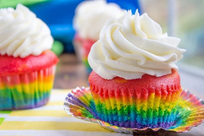 Regenbogen-kleine Kuchen mit Vanille-Wolke Frosting - Abendessen, dann Dessert