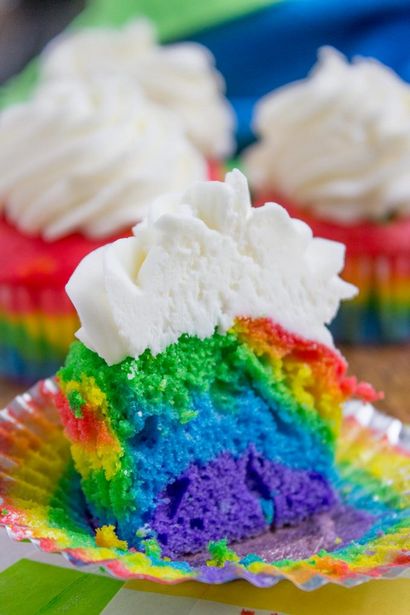 Regenbogen-kleine Kuchen mit Vanille-Wolke Frosting - Abendessen, dann Dessert