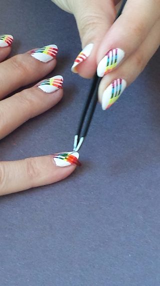 Regenbogen-Streifen Nägel 9 Schritte (mit Bildern) (Streifen) Regenbogen-Streifen Nägel 9 Schritte (mit Bildern)