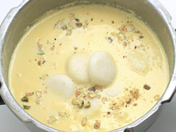 Rasmalai Recette - instantanée bengali rasmalai à l'étape par étape Photos