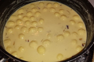 Rasmalai mit Ei - Der Safran Platter