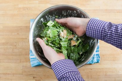 Rezept Lachs Caesar Salat mit hausgemachtem Sauerteig Croutons - Blau Schürze