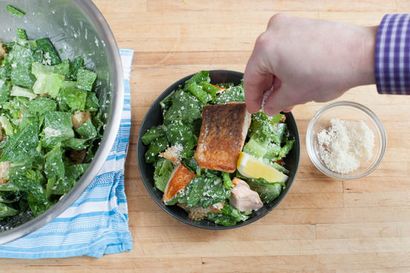 Recette Saumon Salade César avec croûtons Homemade Sourdough - Tablier bleu