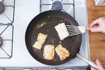 Recette poêlé Halloumi Sandwiches sur Focaccia aux légumes grillés - Salade de pommes Fuji - Bleu