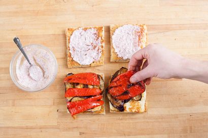 Recette poêlé Halloumi Sandwiches sur Focaccia aux légumes grillés - Salade de pommes Fuji - Bleu