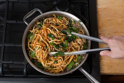 Rezept-Stir-gebratenes Rindfleisch - Udon Nudeln mit Gai Lan - Thai Basil - Blau Schürze