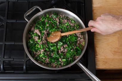 Rezept-Stir-gebratenes Rindfleisch - Udon Nudeln mit Gai Lan - Thai Basil - Blau Schürze