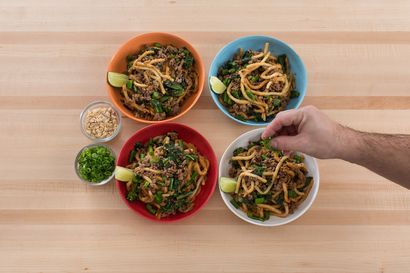 Rezept-Stir-gebratenes Rindfleisch - Udon Nudeln mit Gai Lan - Thai Basil - Blau Schürze