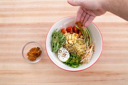 Recette d'été de légumes frais Hiyashi Chuka avec Râmen - Oeufs à la coque - Tablier bleu