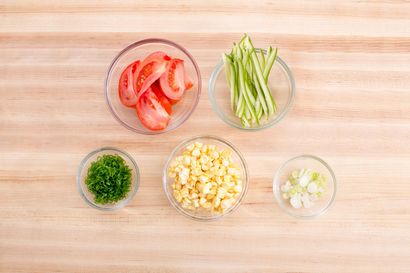 Recette d'été de légumes frais Hiyashi Chuka avec Râmen - Oeufs à la coque - Tablier bleu