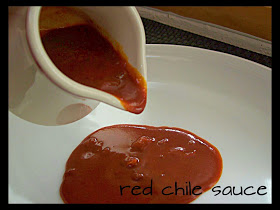 Rot oder Grün Stacked Käse Enchiladas mit New Mexican Red Chile Sauce