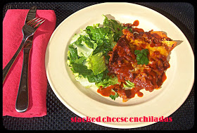 Rot oder Grün Stacked Käse Enchiladas mit New Mexican Red Chile Sauce