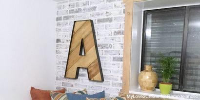 Remodelaholic, Rustikal Industrie Letters aus Holzpaletten und Old Blinds