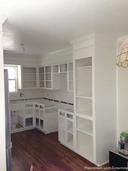 Remodelaholic, Petit Blanc Makeover Cuisine avec réfrigérateur intégré enceinte