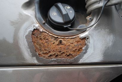 Réparation d'un trou Rust dans une voiture 6 étapes (avec photos)