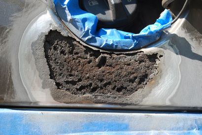 Réparation d'un trou Rust dans une voiture 6 étapes (avec photos) (réparation) Réparation d'un trou Rust dans une voiture 6 étapes (avec photos)