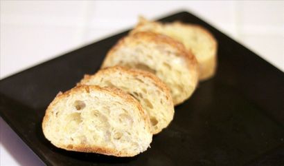 Revive une baguette de pain rassis en utilisant l'astuce de l'eau Miraculeuse - Nourriture Hacks quotidien
