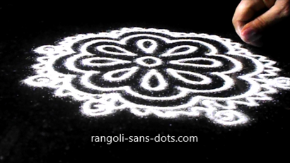 Farine de riz art rangoli Arisi maavu Kolam, Kolam par Sudha Balaji