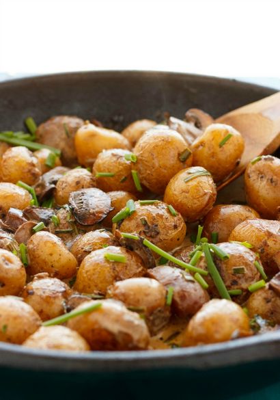 Pommes de terre rôties bébé dans une sauce aux champignons maison - L'écrivain Cookie