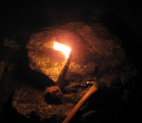 Rocky Mountain Bushcraft survie en milieu sauvage Comment faire une flamme Pine Knot pour la lumière d'urgence