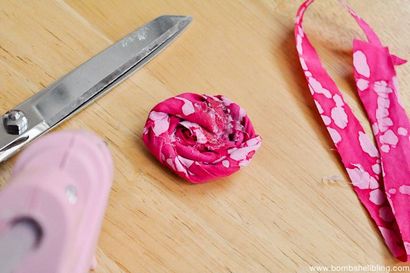 Fleurs en tissu roulées