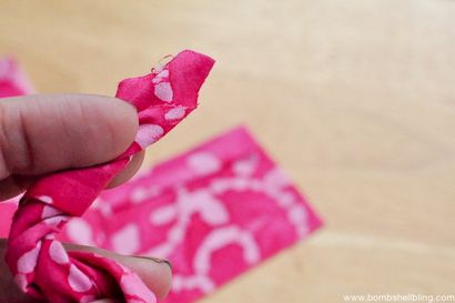 Fleurs en tissu roulées