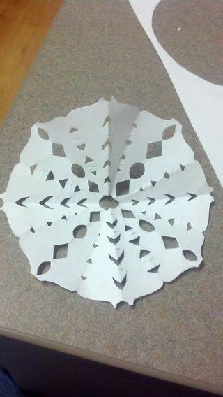 Round Paper Snowflakes 5 étapes