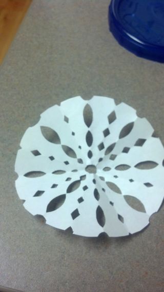 Round Paper Snowflakes 5 étapes