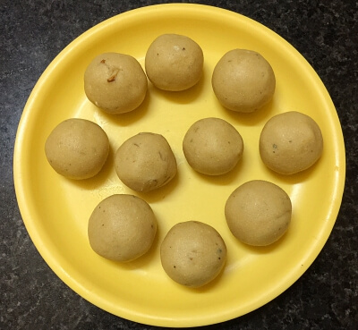 Sattu ke Laddu pour Kajari Teej, nourriture indienne