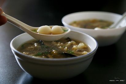 Savory klebrige Reisbällchen in Fisch maw Suppe (Tang Yuan), was heute kochen
