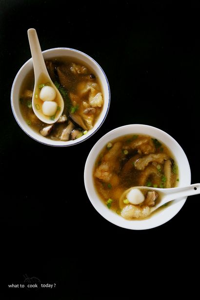 Savory klebrige Reisbällchen in Fisch maw Suppe (Tang Yuan), was heute kochen
