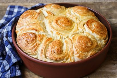 Traditions serbes Oeufs de Pâques et au-delà, un pain en forme de rose