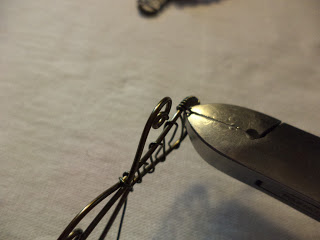 Elle est un fil Wrap Dragonfly Pendant Tutorial