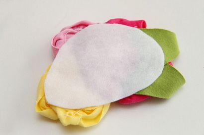 Froncés fleurs en tissu fabriqués à partir de morceaux de tissu en tricot, Make It et adore