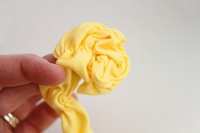 Froncés fleurs en tissu fabriqués à partir de morceaux de tissu en tricot, Make It et adore