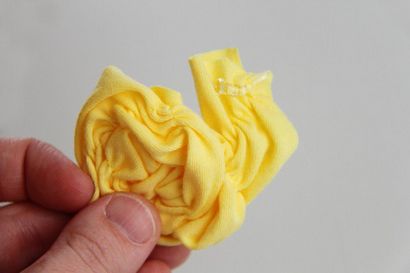 Froncés fleurs en tissu fabriqués à partir de morceaux de tissu en tricot, Make It et adore