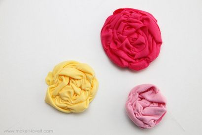 Froncés fleurs en tissu fabriqués à partir de morceaux de tissu en tricot, Make It et adore