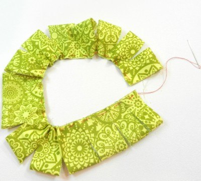 Simples fleurs en tissu - Le Blog de retraite du ruban (fleurs de ruban facile comment faire) Fleurs simples Tissu - Le Blog de Retraite Ruban