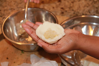 Simple Kozhukattai - raviolis à la vapeur indienne avec remplissage de noix de coco sucre