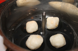 Simple Kozhukattai - raviolis à la vapeur indienne avec remplissage de noix de coco de sucre (boulettes) Simple Kozhukattai - raviolis à la vapeur indienne avec remplissage de noix de coco sucre