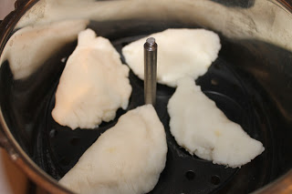 Simple Kozhukattai - raviolis à la vapeur indienne avec remplissage de noix de coco de sucre (simple) Simple Kozhukattai - raviolis à la vapeur indienne avec remplissage de noix de coco sucre