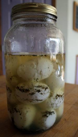 Einfaches Soleier Rezept, wie hart gekochte Eier in Essig eingelegte machen