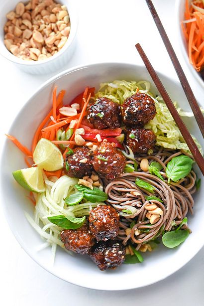 Soba-Nudeln mit Fleischbällchen Sriracha