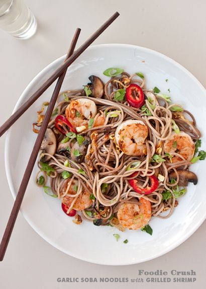 Nouilles soba avec boulettes de viande Sriracha