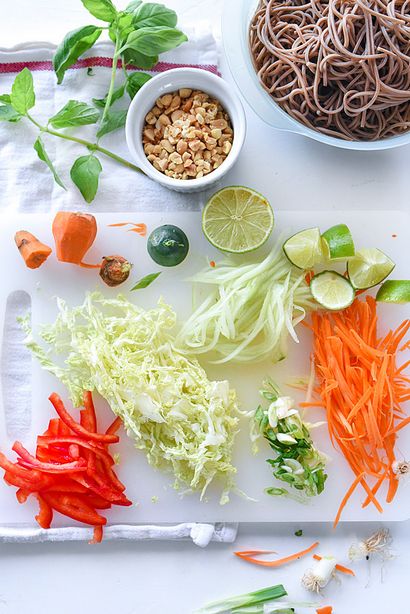 Soba-Nudeln mit Fleischbällchen Sriracha