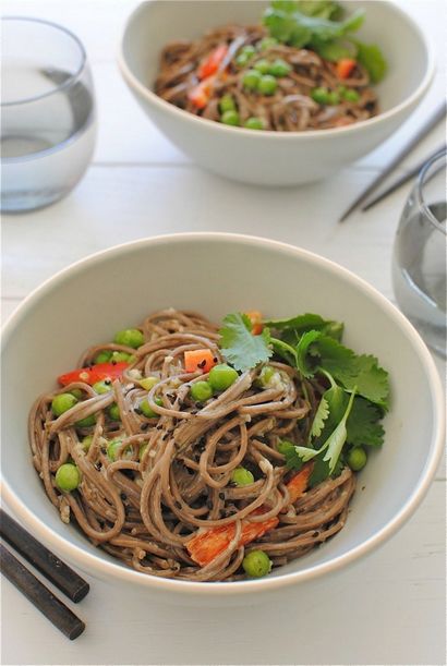 Soba-Nudeln mit Fleischbällchen Sriracha