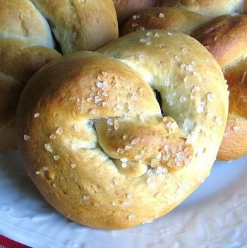 Doux bretzels allemands Plongé dans Lye recette (allemand) Doux bretzels allemands Plongé dans Lye Recette