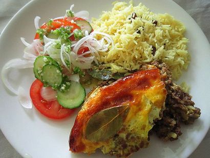 bobotie sud-africain avec du riz jaune et salade sambal - Sarin Japanilainen keittiö