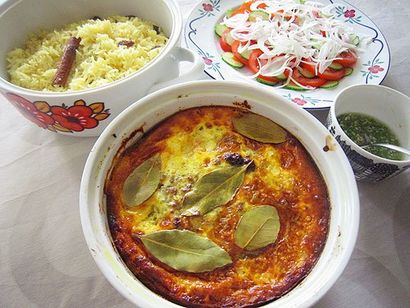 bobotie sud-africain avec du riz jaune et salade sambal - Sarin Japanilainen keittiö