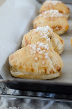 Spiced Apple et Rhubarbe Pies main - pour les mini mains